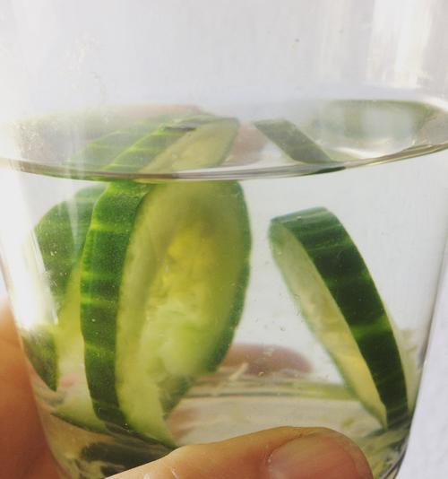 Gurkenscheiben im Wasserglas mit Wasser
