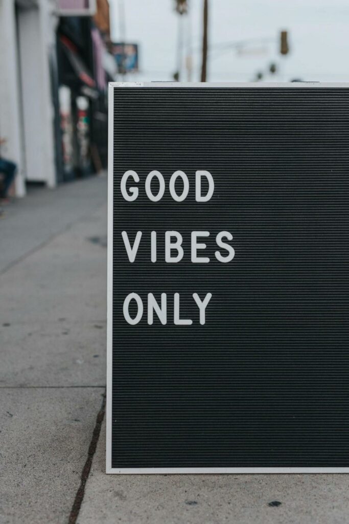 text 'good vibes only'