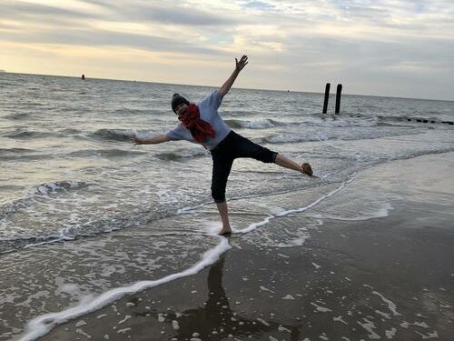 Anja Westerwinter am Strand mit Pullover im Winter